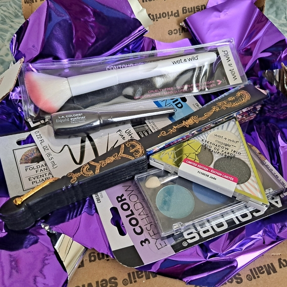 Makeup-mystery beauty box. - Picture 10 of 12